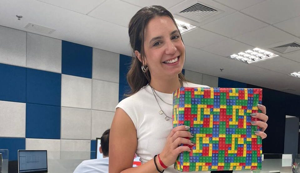 Especialista em RH fala como a valorização da individualidade e do bom humor impactam positivamente no engajamento e na motivação de equipes