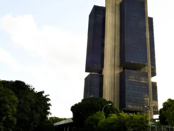 BC leiloará US$ 4 bi de reservas internacionais para segurar dólar