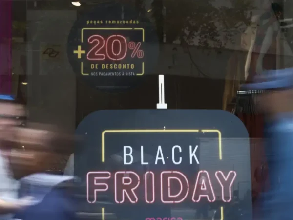 Nove em cada dez brasileiros pretendem comprar algo na Black Friday