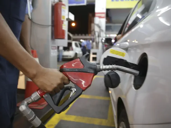 Etanol continua mais competitivo em relação à gasolina em 8 Estados e no DF, mostra ANP