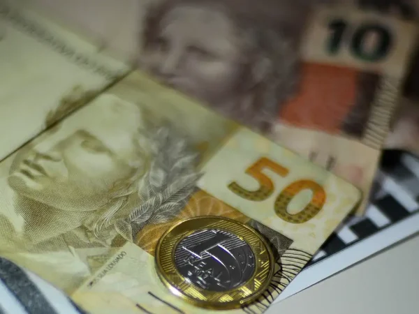 Taxa de juros elevada segura consumidores em inadimplência, diz CNC