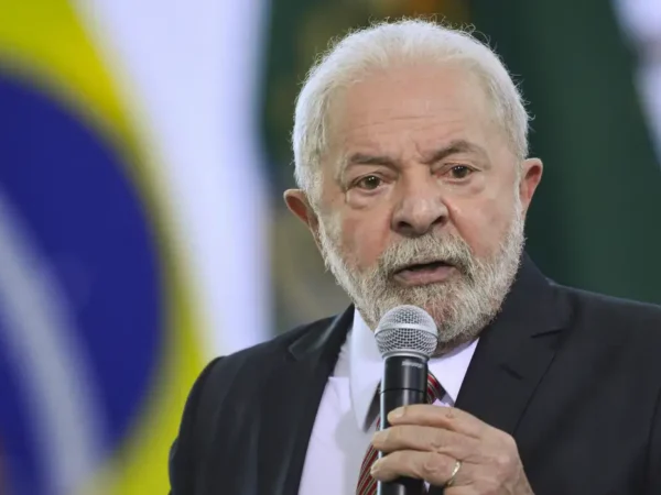 Após disparada do dólar, Lula diz que governo não pode gastar mais do que arrecada