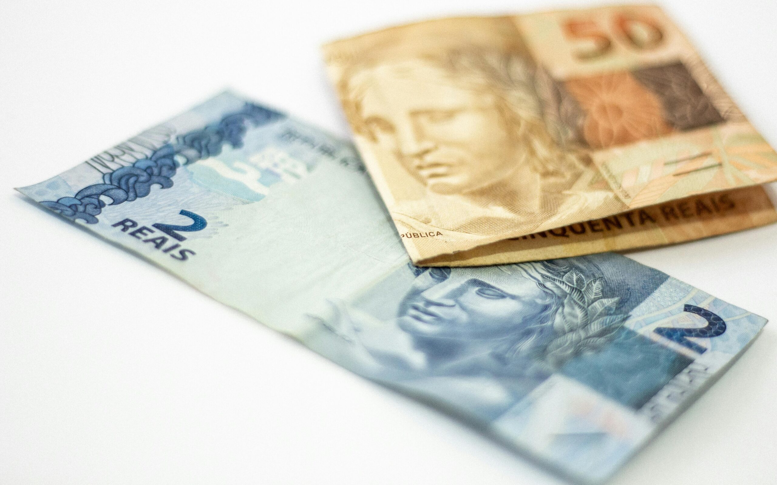 Cenário externo continua desafiador, com incertezas econômicas e geopolíticas, diz BC na ata