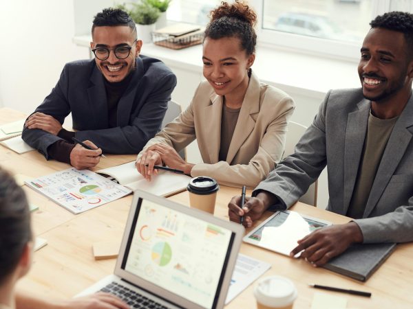 Confiança empresarial sobe 0,7 ponto em outubro ante setembro, para 98,1 pontos, afirma FGV