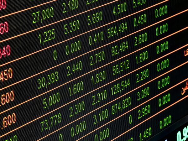 Ibovespa tem leve variação no dia e na semana, a 127,8 mil, à espera do pacote