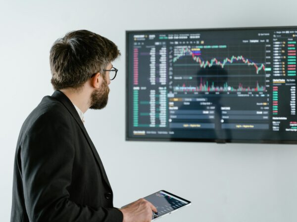 IA pode aumentar comércio global em 14 pontos porcentuais até 2040, diz OMC