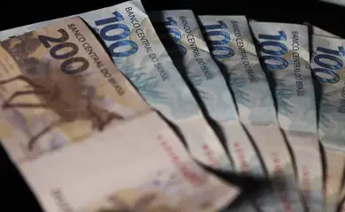 Ibovespa cai, mas defende os 130 mil pontos, de olho nos EUA e cenário fiscal no Brasil