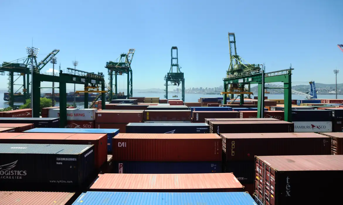 Balança comercial de novembro tem superávit de US$ 7,03 bilhões