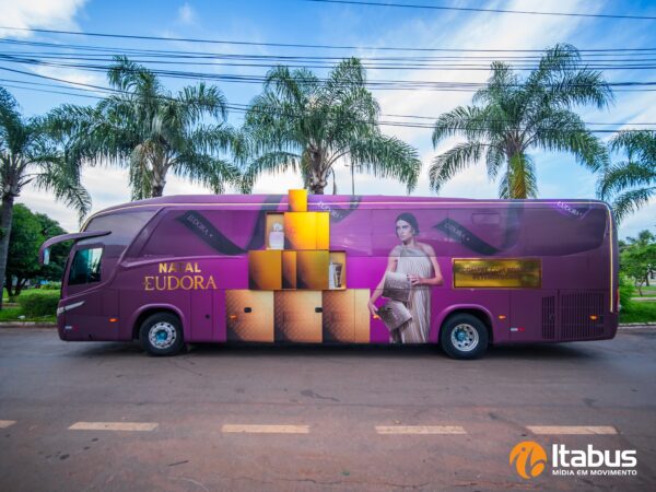 Eudora inova com campanha de Natal Itabus e agência LVL juntas montam vitrine móvel em Goiânia