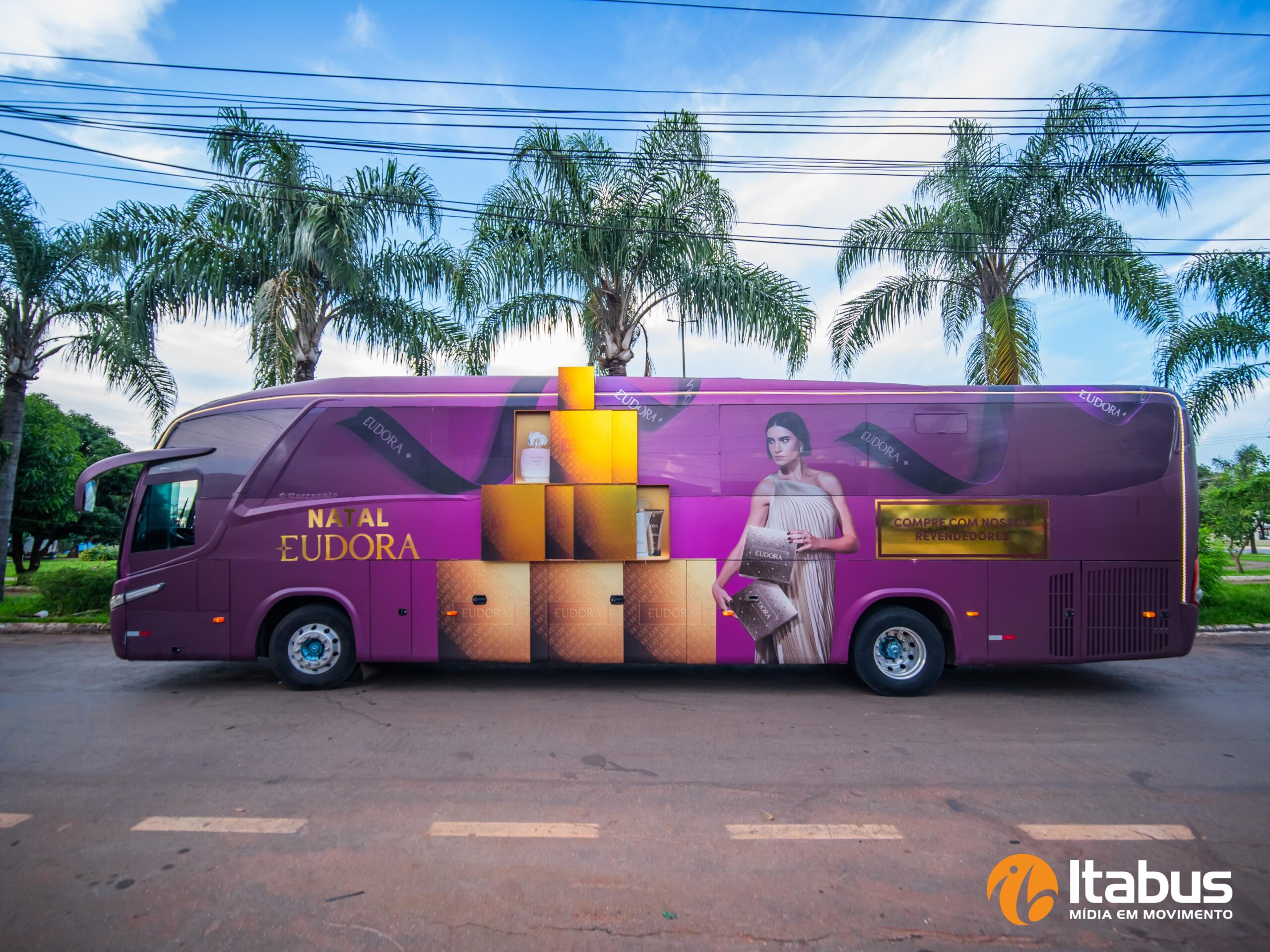 Eudora inova com campanha de Natal Itabus e agência LVL juntas montam vitrine móvel em Goiânia