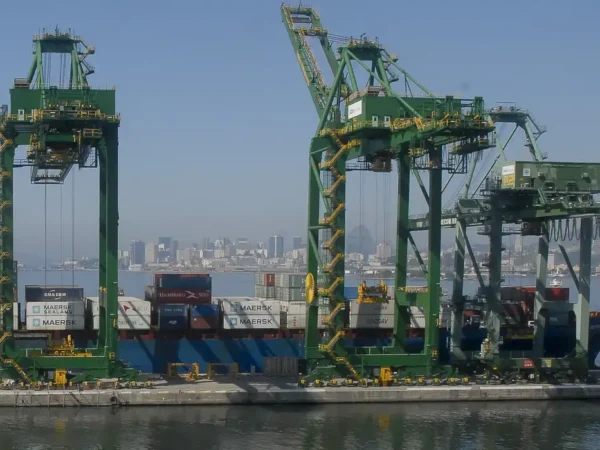 Alta de importações faz superávit comercial recuar em novembro