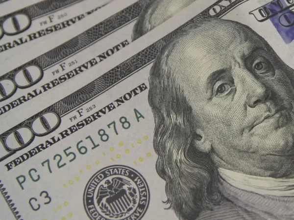 Dólar sobe para R$ 6,08 após iniciar dia em queda
