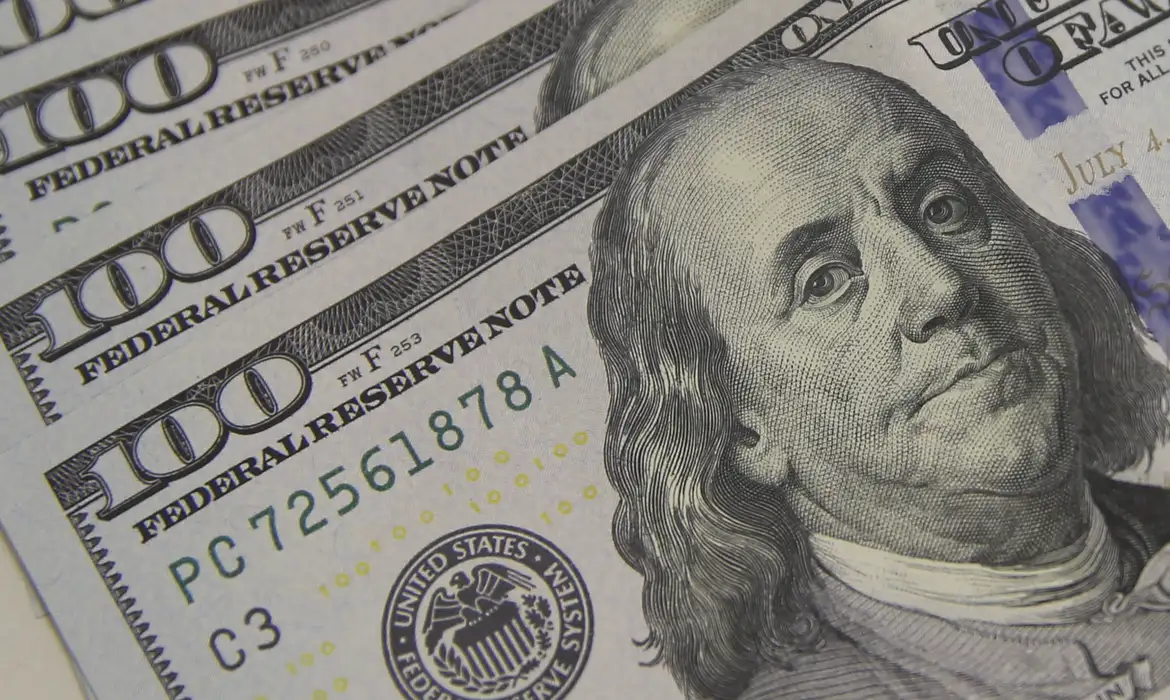 Dólar sobe para R$ 6,08 após iniciar dia em queda