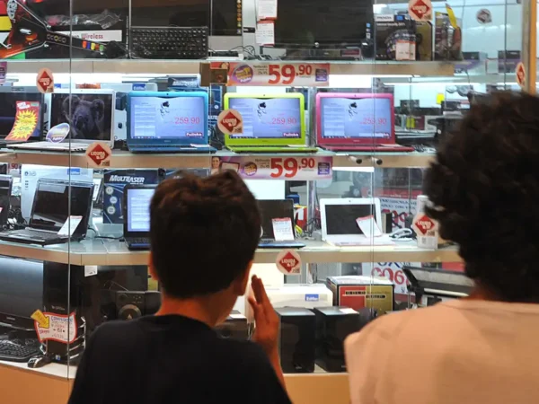 Consumo das Famílias cresce sob impulso do consumo de serviços e bens duráveis, diz IBGE