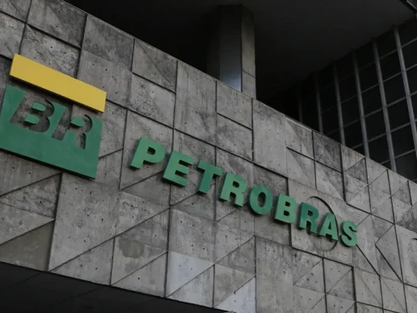 Petrobras contrata estaleiros catarinenses para 12 navios de suporte