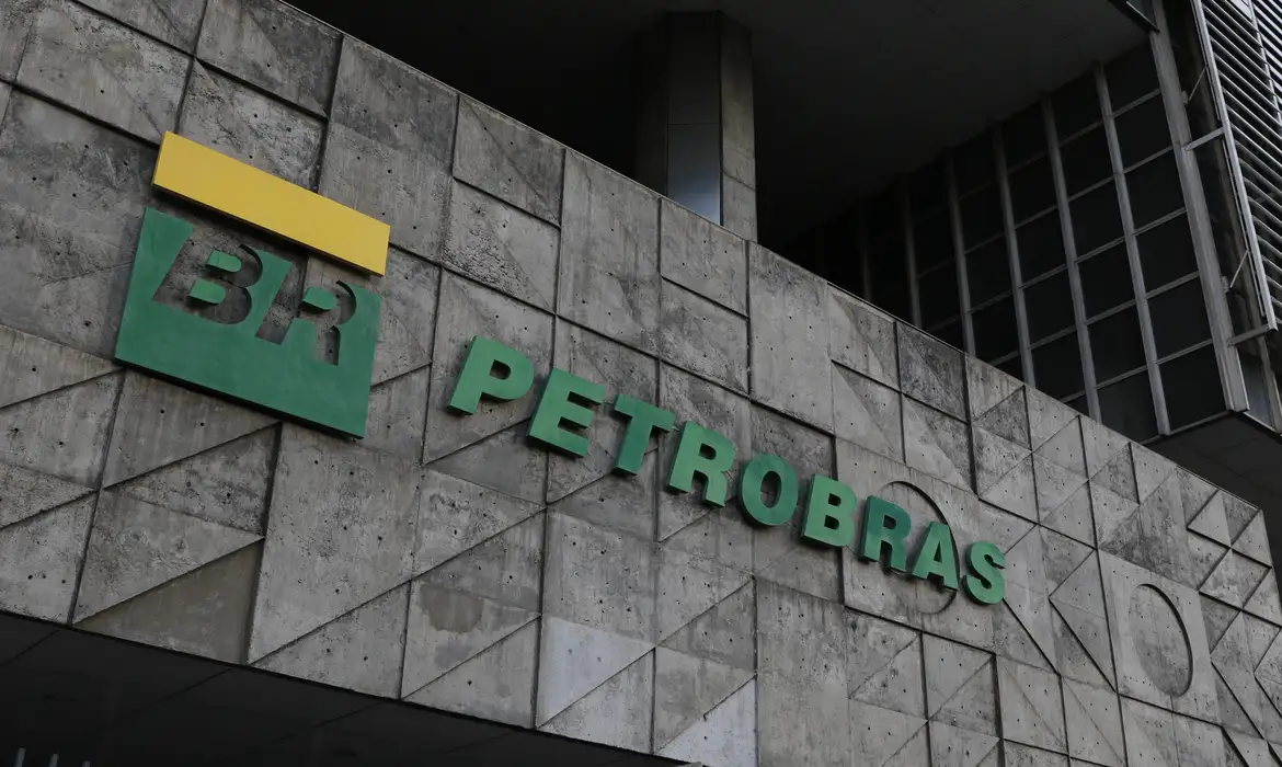 Governo planeja trocar presidência do conselho da Petrobras; ações caem