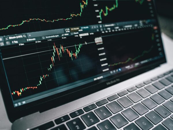 Taxas de juros adotam viés de alta com PIB do Brasil e curva de Treasuries