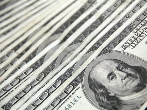 Dólar perde força por alta de commodities, após subir por aversão a risco no exterior