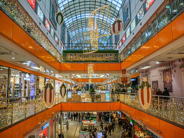 Abrasce: shoppings preveem aumento de 6,9% nas vendas no Natal e movimentação acima de R$ 6 bi