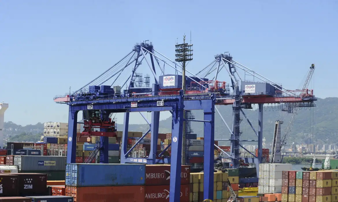 Balança comercial tem superávit de US$ 989 milhões na 1ª semana de dezembro