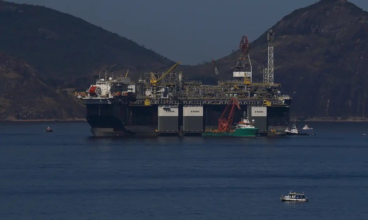 Projeto que muda regra na área de petróleo e gás é aprovado na Câmara