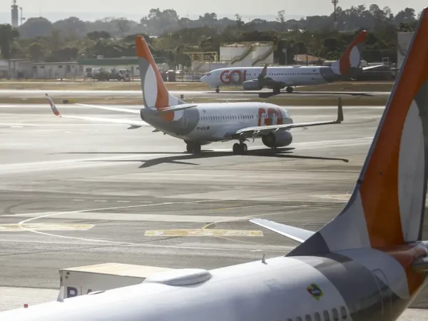 Azul e dona da Gol assinam acordo para avaliar fusão entre as aéreas