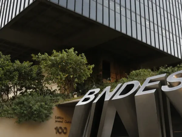 Crédito do BNDES para micro, pequenas e médias empresa sobe 46% no ano
