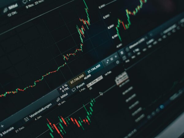 Ibovespa sobe quase 1% e retorna aos 121 mil pontos, com Petrobras e bancos