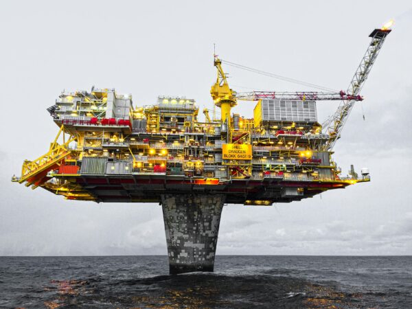 Petróleo fecha perto da estabilidade, encerrando semana em queda, de olho no governo Trump