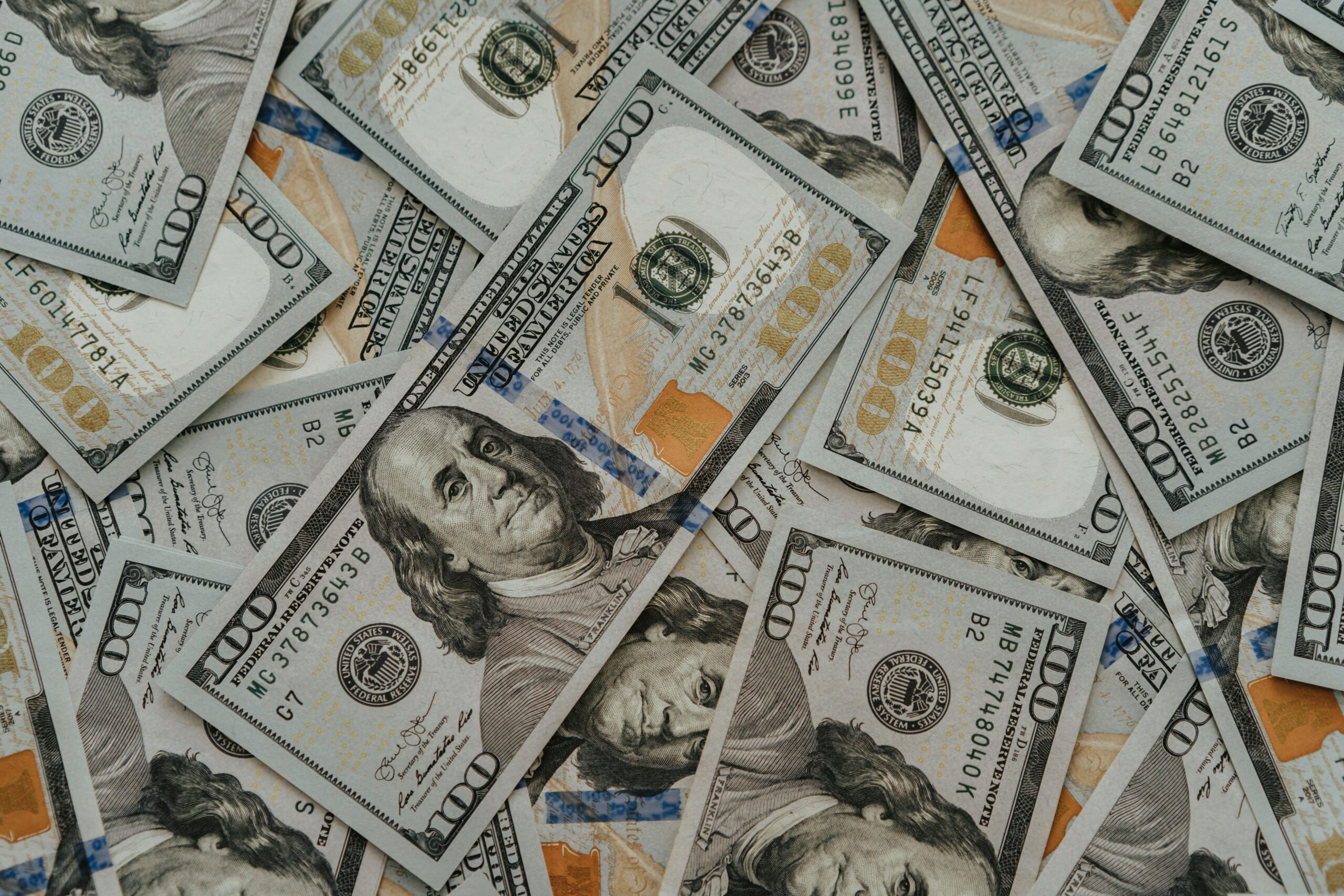 Dólar cai e testa faixa dos R$ 6,13; volume baixo e fluxo ditam movimento