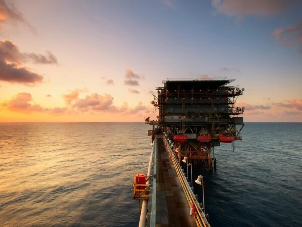 Petróleo fecha em queda com temor por tarifas de Trump e aumento dos estoques nos EUA