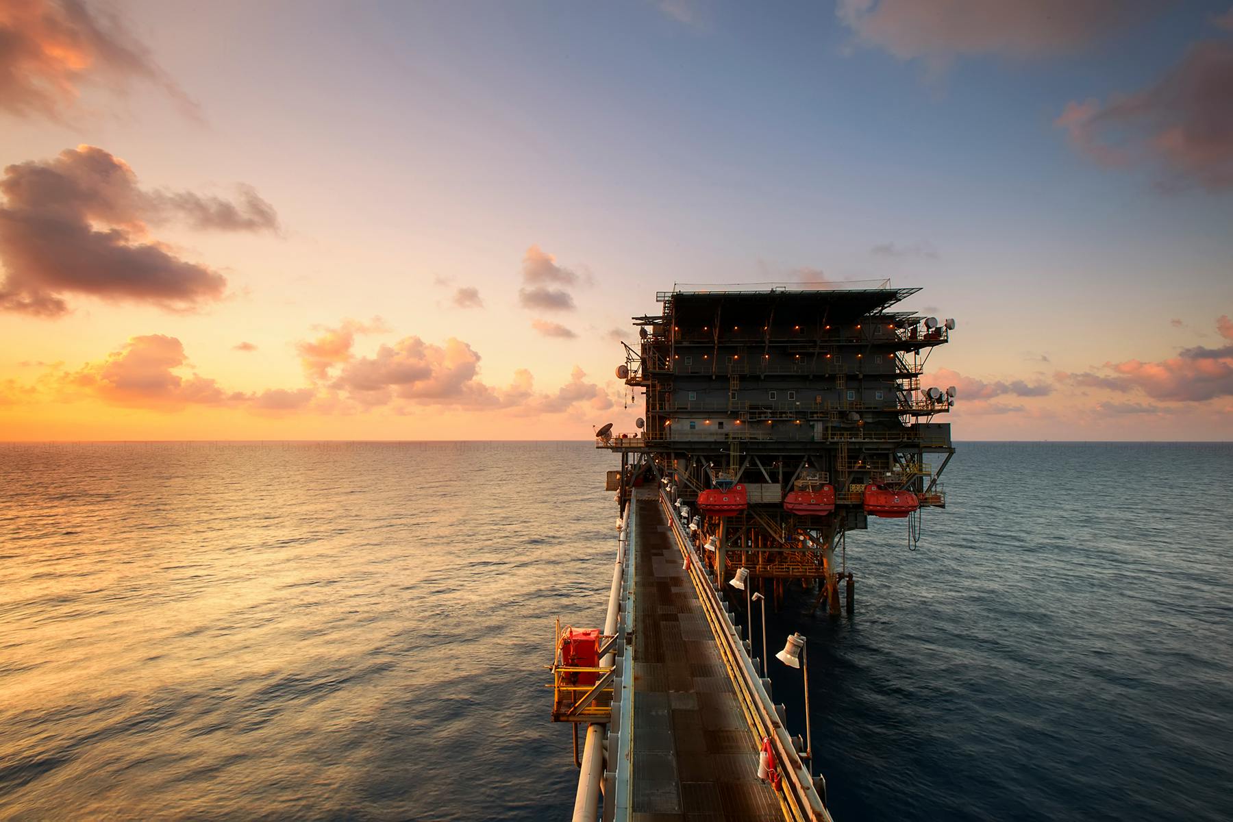 Petróleo fecha em queda com temor por tarifas de Trump e aumento dos estoques nos EUA