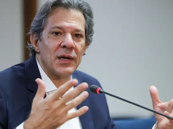 Haddad descarta elevar IOF para conter saída de dólares