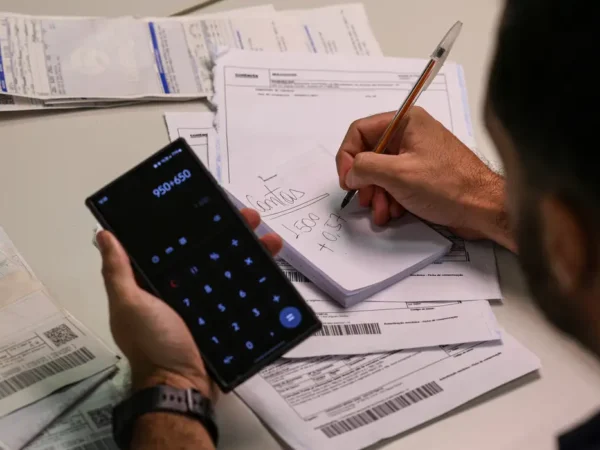 Especialista indica como cuidar de finanças em cenário de juros altos