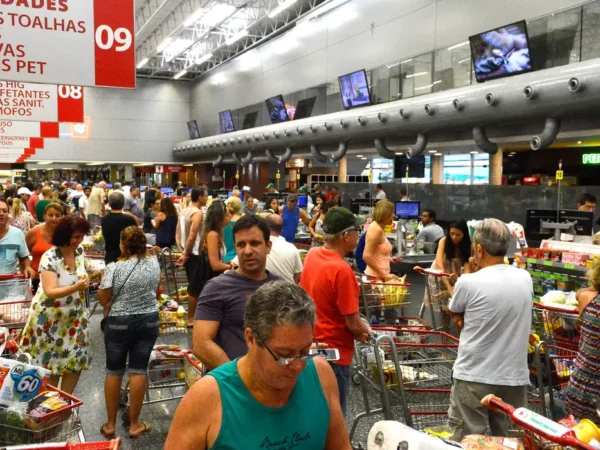 Varejistas estão cautelosos e menos otimistas com a economia, diz CNC