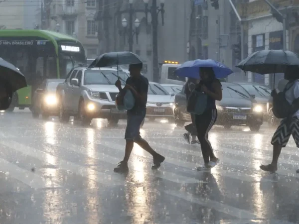Com novo temporal, capital paulista tem alagamentos e falta de luz