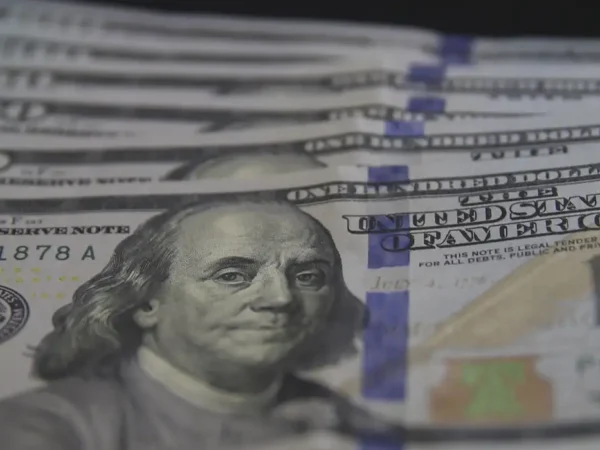 Dólar cai a R$ 5,77 e tem maior sequência de quedas desde o Plano Real
