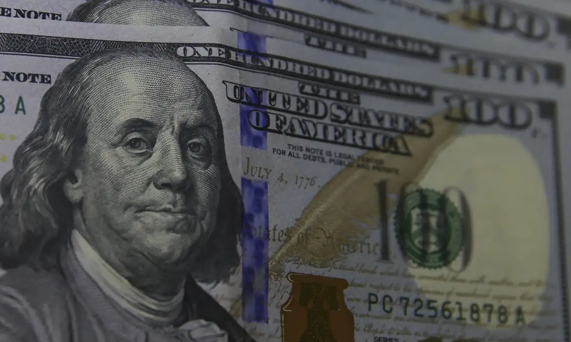 Dólar fecha praticamente estável mesmo com inflação nos EUA