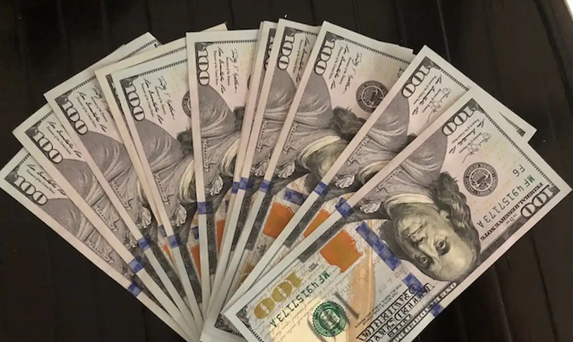 Moedas Globais: dólar recua em meio a tarifas de Trump, passos para paz na Ucrânia e dados