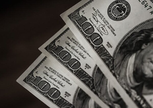 Dólar cai para R$ 5,68 e fecha no menor nível desde novembro