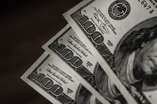 Dólar cai para R$ 5,68 e fecha no menor nível desde novembro