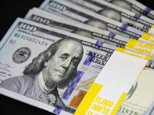 Moedas Globais: dólar opera misto com tarifas de Trump, orçamento dos EUA e acordo com Ucrânia