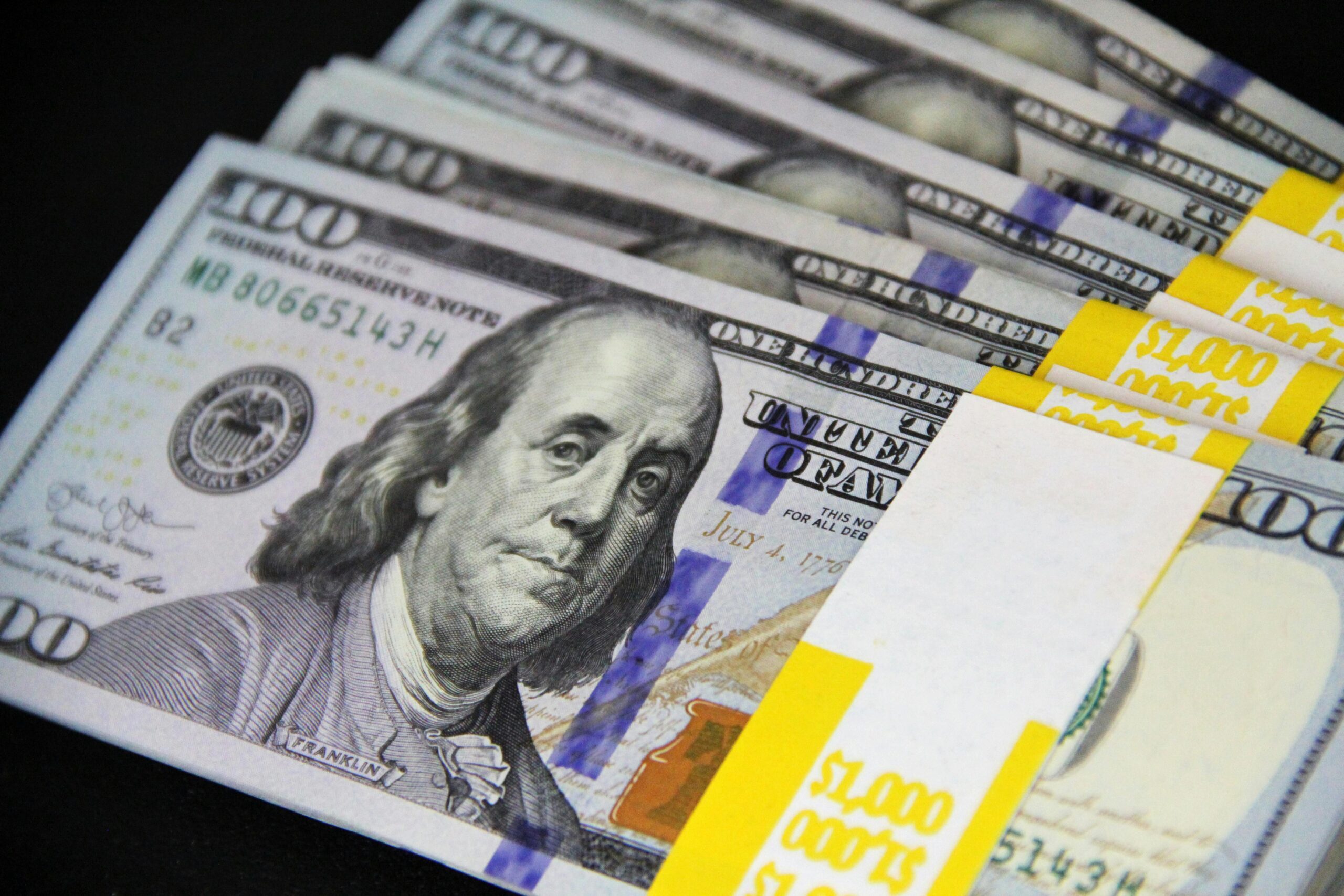 Moedas Globais: dólar opera misto com tarifas de Trump, orçamento dos EUA e acordo com Ucrânia