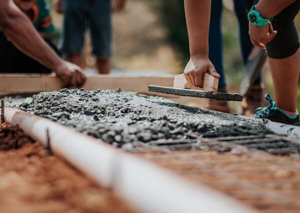 Juro alto e falta de mão de obra devem inibir geração de vagas na construção em 2025