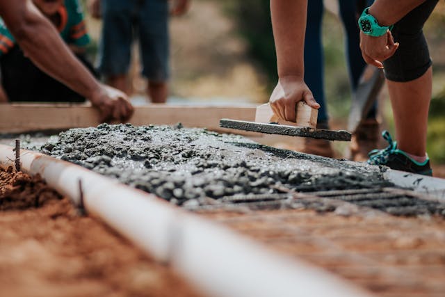Juro alto e falta de mão de obra devem inibir geração de vagas na construção em 2025