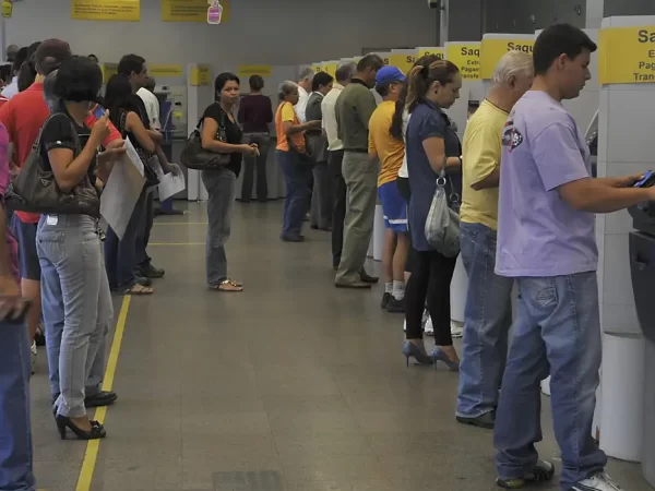 Juros médios cobrados pelos bancos chegam a 42,3% ao ano em janeiro
