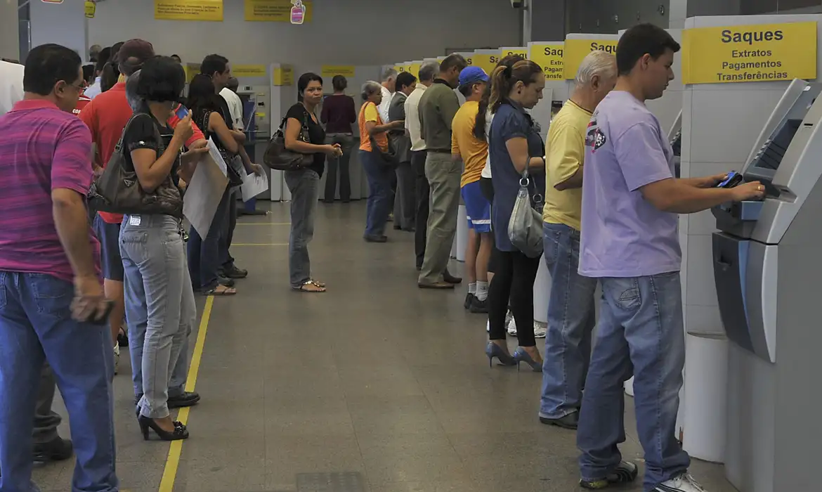 Juros médios cobrados pelos bancos chegam a 42,3% ao ano em janeiro
