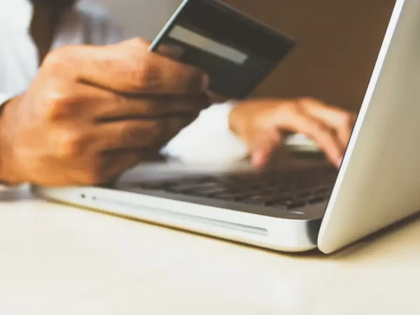 Consumo da alta renda e compras digitais elevam gastos com cartões