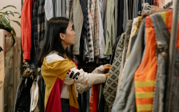 Dia do Consumidor: Por que as mulheres continuam pagando mais caro – e o que os homens podem fazer para mudar?