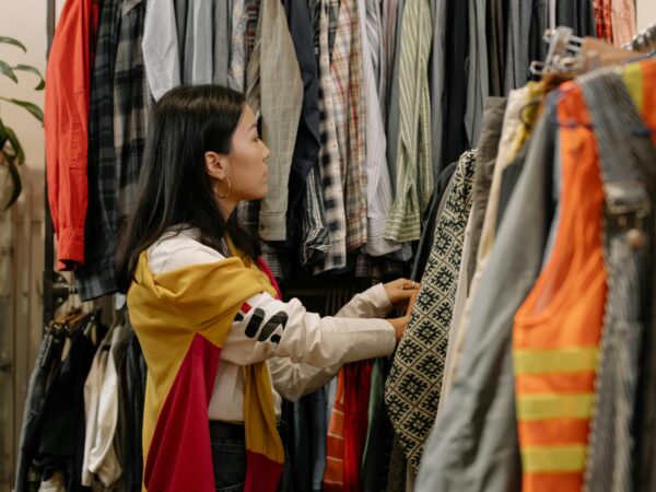 Dia do Consumidor: Por que as mulheres continuam pagando mais caro – e o que os homens podem fazer para mudar?